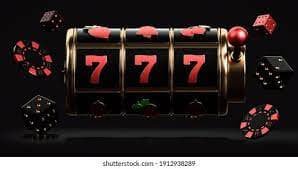 q79 com မိုဘိုင်းဖုန်းဖြင့် Slot ဂိမ်း APP ကစားနေသောမြင်ကွင်း